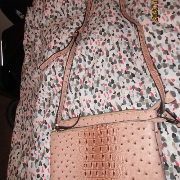 Pink alligator print purse - Picture 2 of 6